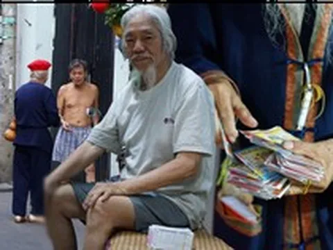 Ăn mặc bảnh bao đi bán vé số, ông lão ở TP.HCM sở hữu “gia tài" khó tin: Lần đầu chia sẻ ký ức về vợ