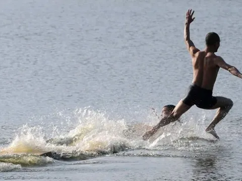 Kỳ tích khó tin: Cao thủ Thiếu Lâm chạy liên tục 125 mét trên mặt nước