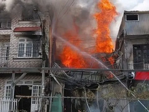 CLIP: Cháy lớn thiêu rụi ngôi nhà ven suối ở Đà Lạt