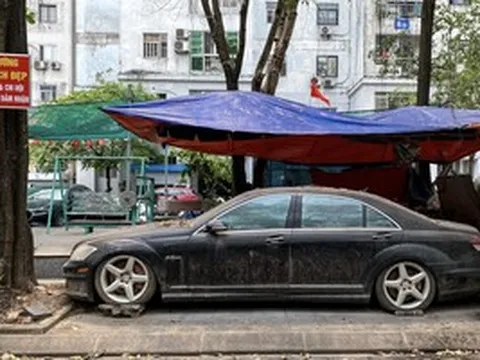Bất ngờ nguồn gốc chiếc hạng sang Mercedes S63 bị "bỏ rơi" 10 năm trên vỉa hè