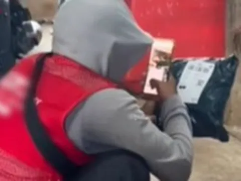 Shipper vào nhà giao hàng đúng lúc khách nữ đang ngủ say, hành động khiến chủ nhà quay video đăng ngay lên mạng