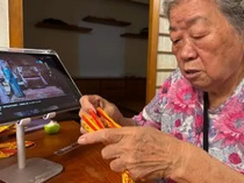 Bà ngoại bỗng "nghiện" điện thoại, đỏ mặt xem video, tôi lén theo dõi thì lặng người khi thấy thứ bà mê mẩn