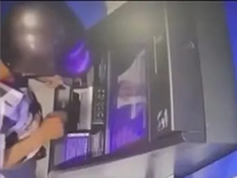 Clip: Người đàn ông lấy 128 triệu đồng tại máy ATM, công an đang truy tìm