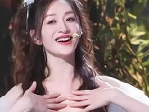 "Chị đẹp Đạp gió" hot nhất lúc này: Lý Tiểu Nhiễm ở tuổi 50 vẫn trẻ đẹp da mướt collagen, bí quyết nằm ở 2 điểm