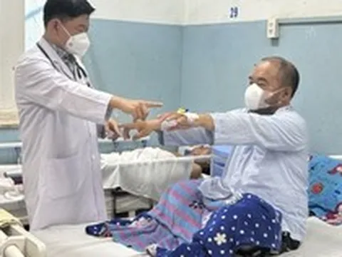 Tắm ngay sau khi đi nắng về, người đàn ông đột ngột nhồi máu não