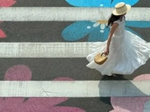 Vạch kẻ đường ở Thượng Hải bỗng nở hoa