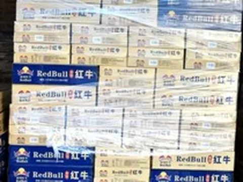 Đột kích 1 xưởng sản xuất kim loại, công an phát hiện và tịch thu 500.000 lon “Red Bull” giả