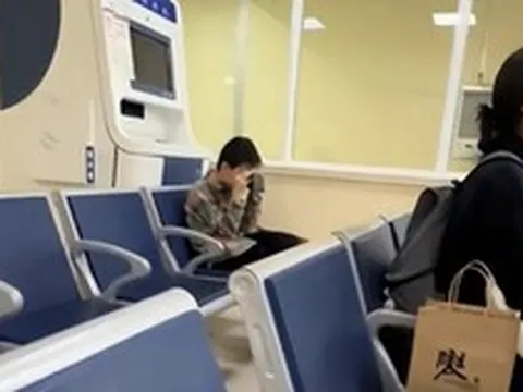 Một bức ảnh chụp trong hành lang bệnh viện khiến hàng triệu phụ huynh chết lặng