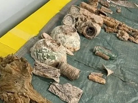 Tìm thấy 3 hài cốt liệt sĩ cùng nhiều di vật quan trọng, có 3 bát ăn cơm B52