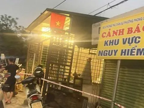 Nhà của 11 hộ dân có nguy cơ sụt xuống sông, chính quyền họp khẩn