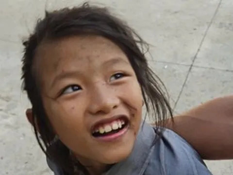 Tìm người thân của bé gái đi lạc, tâm lý hoảng loạn ở Cần Thơ