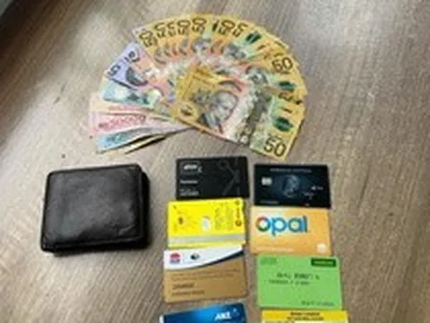 Phát hiện 1 chiếc ví màu đen có 300.000 đồng, 830 AUD và loạt thẻ tín dụng trên đường đi chợ: Công an sử dụng biện pháp nghiệp vụ vào cuộc
