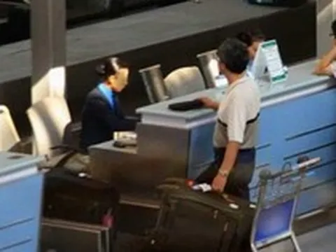 Người đàn ông bị cấm xuất cảnh đến hết năm… 9999