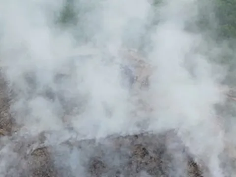 VIDEO: Cháy bãi rác lớn gần khu dân cư suốt 10 ngày chưa tắt