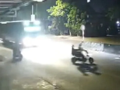 VIDEO: Qua đường thiếu quan sát, xe máy điện chở 2 người bị xe khách tông