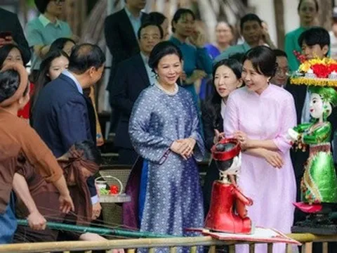 Phu nhân Ngô Phương Ly và Phu nhân Tổng thống Hàn Quốc thăm bảo tàng, xem múa rối nước