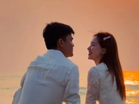 Khoảnh khắc đón bình minh 'lịm tim' của Hòa Minzy và bạn trai quân nhân