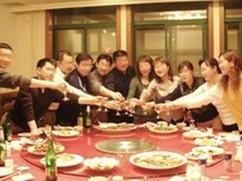 Đi họp lớp, tôi bị chế giễu vì kiếm 15 triệu/tháng: Khi con trai tôi đến đón, tất cả họ đều sững sờ