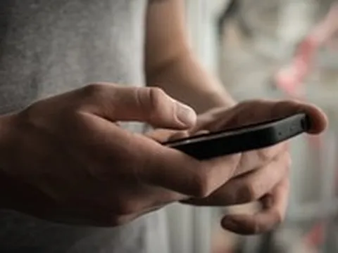 Tất cả người dân có tài khoản ngân hàng chú ý: Thấy dòng chữ này trên điện thoại, tắt nguồn ngay để tránh mất tiền oan