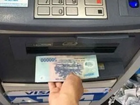 Phát hiện hơn 56 triệu đồng tiền mặt nằm chơ vơ ở khay tiền của cây ATM: Công an khẩn trương dùng biện pháp nghiệp vụ vào cuộc