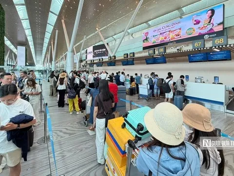 Cảng HKQT Tân Sơn Nhất khuyến cáo hành khách làm thủ tục sớm, hoặc check-in online dịp lễ 30/4 – 1/5