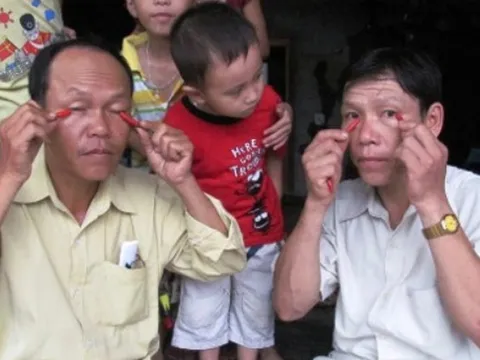 "Kỳ nhân dị sĩ" ăn ớt như rau, chà ớt vào mắt vẫn bình thản, bí ẩn phía sau gây sốc