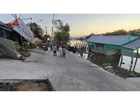 Sạt lở nghiêm trọng ở Cà Mau khiến tài sản hơn 3 tỉ đồng bị kéo xuống sông