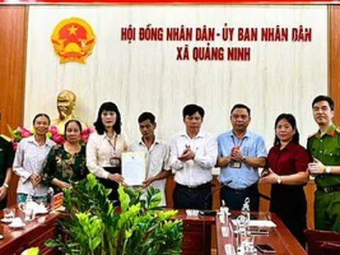 Trao giấy khai sinh cho "liệt sĩ" trở về sau 45 năm lưu lạc