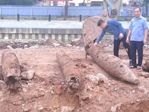 Cận cảnh 3 cọc gỗ cổ phát hiện dưới sông, nghi có từ thời Trần