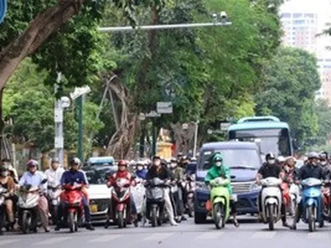 Hà Nội cấm xe máy xăng ở 11 tuyến phố từ 1-7: Người dân nói gì?