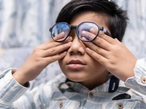 Con đeo kính càng ngày càng mờ, 1 năm sau phát hiện lỗi “khó tin” khiến phụ huynh ngã ngửa