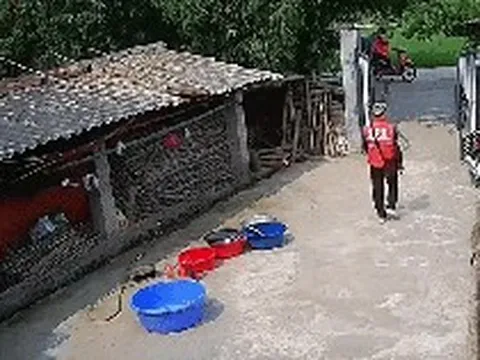 Shipper đến giao hàng bỗng dắt xe máy của khách đi: Đoạn camera an ninh 24 giây được tung lên mạng