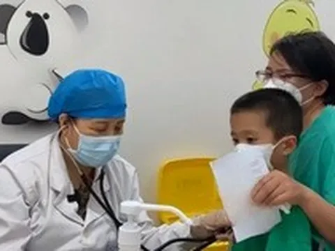 Cậu bé 12 tuổi mắc ung thư tuyến tụy, bác sĩ hỏi 1 câu khiến cha mẹ chết lặng: Nhiều gia đình có chung thói quen này