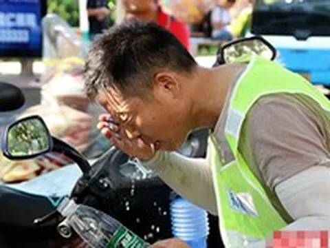 Muỗi bay vào mắt, người đàn ông suýt mù 1 bên mắt: Bác sĩ cảnh báo sai lầm nhiều người mắc phải