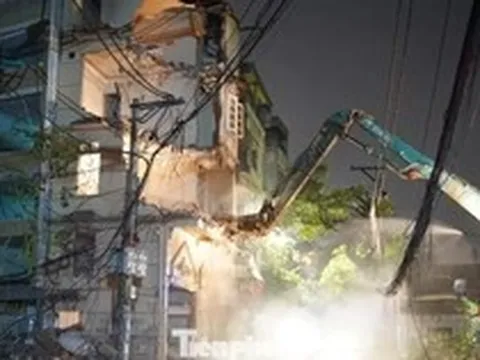 Trắng đêm phá dỡ, giải phóng mặt bằng thi công cầu Trần Hưng Đạo