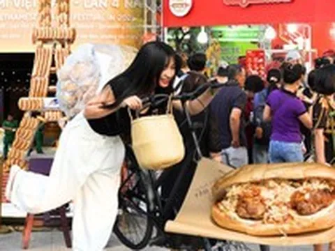 Có thể gặp cả thành phố ở Lễ hội Bánh mì Việt Nam hôm nay, khách ngó lơ mọi gian hàng chỉ để chen chân mua một ổ Huynh Hoa