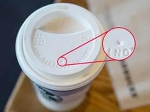 Uống cà phê mỗi ngày, nhưng 99% người dùng không biết lỗ nhỏ trên nắp cốc dùng để làm gì