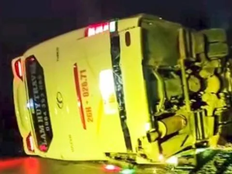 Mất phanh, xe khách chở 39 người bị lật khi xuống dốc