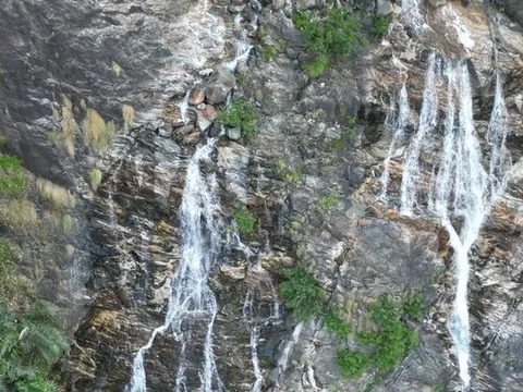 Ngắm dòng Thác Lụa cao 300m giữa rừng nguyên sinh ở Quảng Ngãi