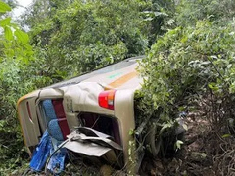 Xe khách chở 25 người lao xuống vực sâu 100 m, nhiều người thương vong