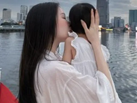 Tiểu thư Việt được giấu kín bưng: Mẹ là hot girl Hà thành, bố là con trai tỷ phú, họ hàng toàn nhân vật đình đám