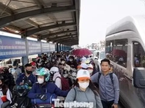 Nườm nượp khách du lịch đảo Cát Bà