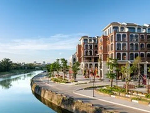 1 khách sạn ở Huế đang gây chú ý với kiến trúc lấy cảm hứng di sản từ đại nội: Chỉ cách sông Hương 5 phút đi bộ, có sân pickleball riêng tư