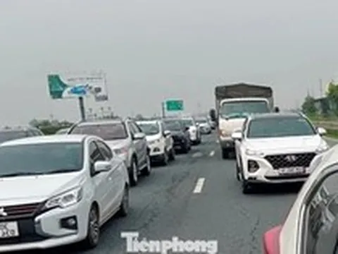 Cao tốc ‘đóng – mở’ để phân luồng dòng xe cuồn cuộn ngày đầu nghỉ lễ
