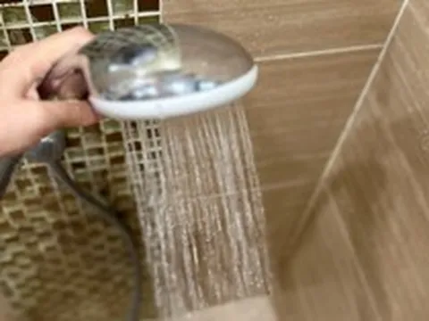 Bác sĩ Bệnh viện Bạch Mai cảnh báo: 1 thói quen "giải nhiệt" cực nguy hiểm, gây đột quỵ trong ngày nắng nóng