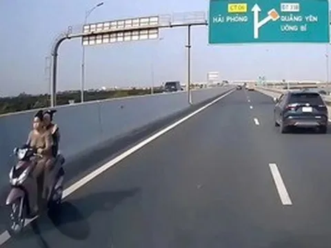 Hai cô gái không đội mũ bảo hiểm phóng xe máy ngược chiều trên làn cao tốc 100 km/giờ