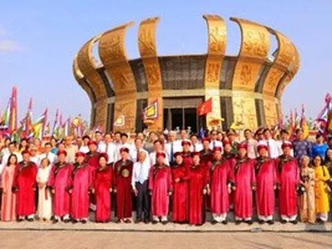 Đông đảo người dân, du khách dâng hương tại Đền thờ Vua Hùng ở TP Cần Thơ