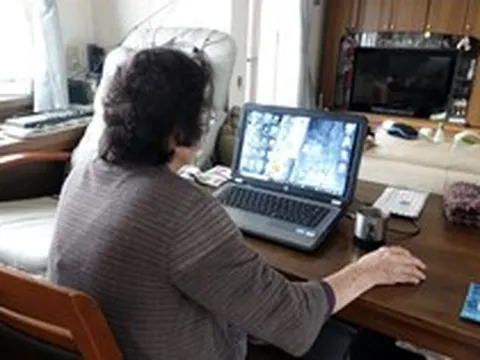 Nhờ học thêm kỹ năng mới này, cụ bà 65 tuổi khiến dân văn phòng lép vế với thu nhập khó tin