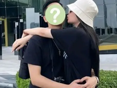 Nam ca sĩ Việt bị khui ảnh du lịch cùng vợ ngoài ngành