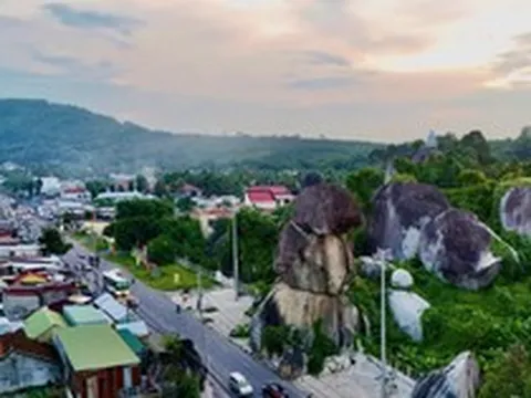 Việt Nam có hòn đá niên đại triệu năm cạnh đường lớn: Ở nơi sắp lên thành phố trực thuộc Trung ương